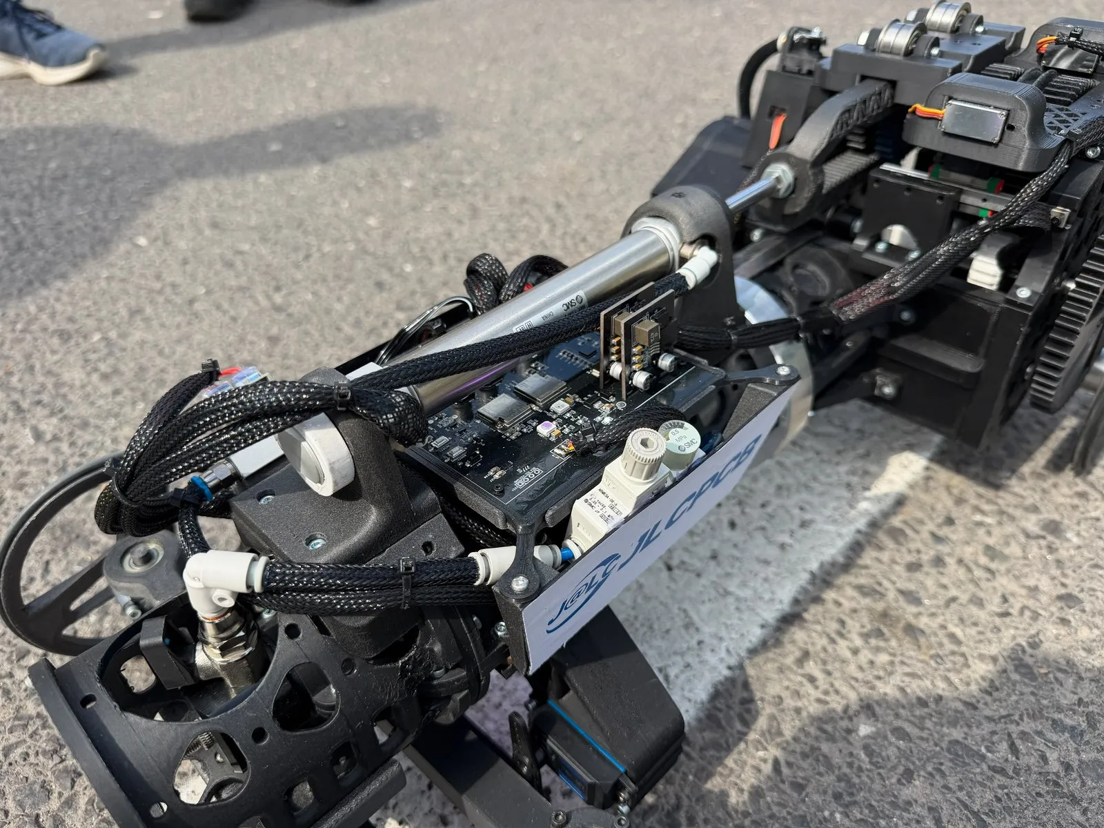 Detail riadiacej elektroniky a pneumatiky na aute