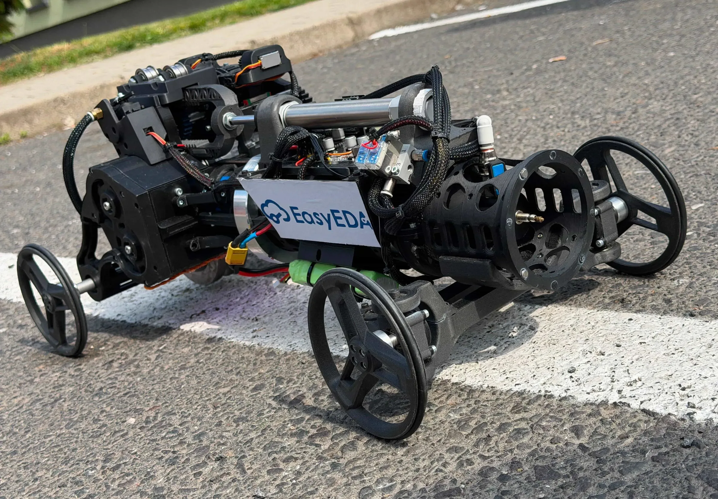 Pneuracer 2.0 — pretekárske auto na stlačený vzduch s 3D tlačeným podvozkom